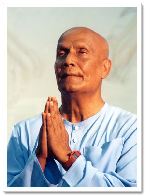 Sri Chinmoy prayerfully meditates